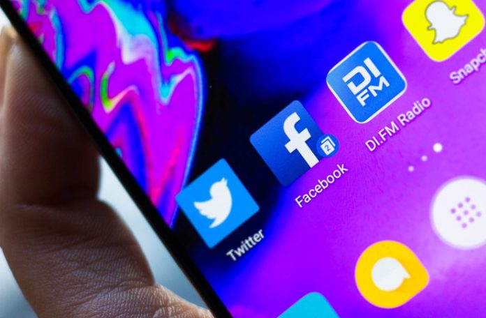 Huawei Facebook, Instagram ve Whatsapp Ön Yüklü Telefon Satamayacak
